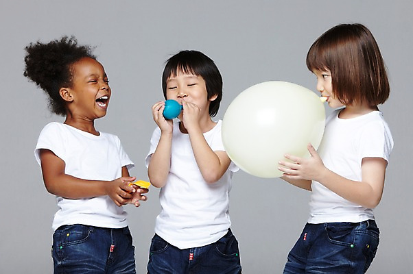 포토 JPG 스튜디오촬영 서양인 외국인 백인 해외기획촬영 학생 라이프스타일 여자 2011년태국 남자 어린이라이프 초등학생 어린이 흑인 놀이 회색배경 함께함 실내 서기 미소 웃음 들기 사람 동양인 인종 소녀 소년 상반신 앞모습 10대 캐주얼 세명 친구 장난감 놀이용품 다정 우정 불기 즐거움 풍선 풍선놀이 풍선불기 십대만 국내포토 옷 감정 뷰포인트 백그라운드 컨셉 관계 모션 청소년 표정 내부 생활 회색 오브젝트 파일형식