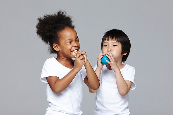 포토 JPG 스튜디오촬영 서양인 외국인 해외기획촬영 학생 라이프스타일 여자 2011년태국 남자 어린이라이프 초등학생 어린이 흑인 놀이 회색배경 함께함 실내 들기 사람 동양인 인종 소녀 소년 상반신 두명 앞모습 10대 캐주얼 친구 장난감 놀이용품 다정 우정 불기 즐거움 풍선 풍선놀이 풍선불기 십대만 국내포토 옷 감정 뷰포인트 백그라운드 컨셉 관계 모션 청소년 내부 생활 회색 오브젝트 파일형식