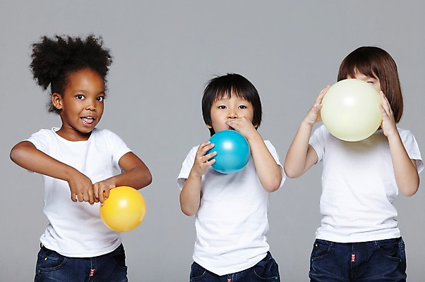 포토 JPG 스튜디오촬영 서양인 외국인 백인 해외기획촬영 학생 라이프스타일 여자 2011년태국 남자 어린이라이프 초등학생 어린이 흑인 놀이 회색배경 함께함 실내 서기 들기 사람 동양인 인종 소녀 소년 상반신 앞모습 10대 캐주얼 세명 친구 장난감 놀이용품 다정 우정 불기 즐거움 풍선 풍선놀이 풍선불기 십대만 국내포토 옷 감정 뷰포인트 백그라운드 컨셉 관계 모션 청소년 내부 생활 회색 오브젝트 파일형식