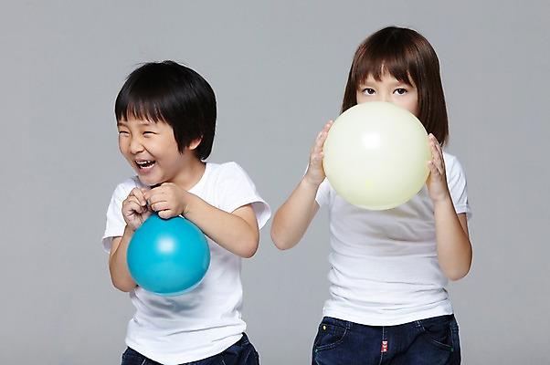 포토 JPG 스튜디오촬영 서양인 외국인 백인 해외기획촬영 학생 라이프스타일 여자 2011년태국 남자 어린이라이프 초등학생 어린이 놀이 회색배경 함께함 실내 서기 미소 웃음 들기 사람 동양인 인종 소녀 소년 상반신 두명 앞모습 10대 캐주얼 친구 장난감 놀이용품 다정 우정 불기 즐거움 풍선 풍선놀이 풍선불기 십대만 국내포토 옷 감정 뷰포인트 백그라운드 컨셉 관계 모션 청소년 표정 내부 생활 회색 오브젝트 파일형식