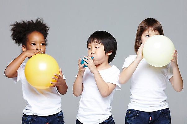 포토 JPG 스튜디오촬영 서양인 외국인 백인 해외기획촬영 학생 라이프스타일 여자 2011년태국 남자 어린이라이프 초등학생 어린이 흑인 놀이 회색배경 함께함 실내 서기 들기 사람 동양인 인종 소녀 소년 상반신 앞모습 10대 캐주얼 세명 친구 장난감 놀이용품 다정 우정 불기 즐거움 풍선 풍선놀이 풍선불기 십대만 국내포토 옷 감정 뷰포인트 백그라운드 컨셉 관계 모션 청소년 내부 생활 회색 오브젝트 파일형식