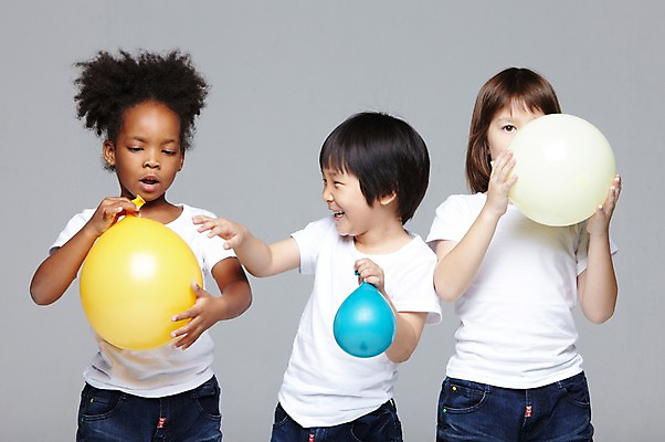 포토 JPG 스튜디오촬영 서양인 외국인 백인 해외기획촬영 학생 라이프스타일 여자 2011년태국 남자 어린이라이프 초등학생 어린이 흑인 놀이 회색배경 함께함 실내 서기 미소 웃음 들기 사람 동양인 인종 소녀 소년 상반신 앞모습 10대 캐주얼 세명 친구 장난감 놀이용품 다정 우정 불기 즐거움 풍선 풍선놀이 풍선불기 십대만 국내포토 옷 감정 뷰포인트 백그라운드 컨셉 관계 모션 청소년 표정 내부 생활 회색 오브젝트 파일형식