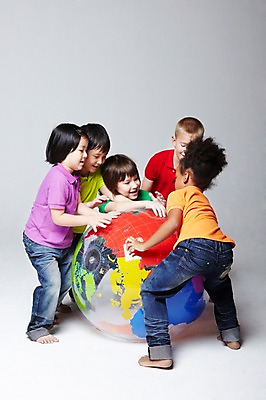 포토 JPG 스튜디오촬영 전신 서양인 외국인 백인 해외기획촬영 학생 라이프스타일 여자 2011년태국 남자 어린이라이프 초등학생 어린이 포즈 흑인 공 모션 놀이 회색배경 함께함 실내 서기 미소 웃음 사람 동양인 인종 소녀 소년 여러명 10대 캐주얼 친구 글로벌 장난감 지구본 놀이용품 다정 우정 즐거움 공놀이 십대만 국내포토 옷 감정 다수 백그라운드 컨셉 관계 청소년 표정 내부 생활 회색 오브젝트 파일형식