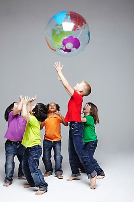 포토 JPG 스튜디오촬영 전신 서양인 외국인 백인 해외기획촬영 학생 라이프스타일 여자 2011년태국 남자 어린이라이프 초등학생 어린이 포즈 흑인 공 모션 놀이 회색배경 함께함 실내 서기 사람 동양인 인종 소녀 소년 여러명 10대 캐주얼 친구 글로벌 장난감 달리기 지구본 놀이용품 점프 다정 우정 즐거움 공놀이 십대만 국내포토 옷 감정 다수 백그라운드 컨셉 관계 청소년 내부 생활 회색 오브젝트 파일형식