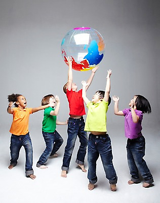 포토 JPG 스튜디오촬영 전신 서양인 외국인 백인 해외기획촬영 학생 라이프스타일 여자 2011년태국 남자 어린이라이프 초등학생 어린이 포즈 흑인 공 모션 놀이 회색배경 함께함 실내 서기 사람 동양인 인종 소녀 소년 여러명 10대 캐주얼 친구 글로벌 장난감 달리기 지구본 놀이용품 점프 다정 우정 즐거움 공놀이 십대만 국내포토 옷 감정 다수 백그라운드 컨셉 관계 청소년 내부 생활 회색 오브젝트 파일형식