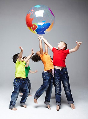 포토 JPG 스튜디오촬영 전신 서양인 외국인 백인 해외기획촬영 학생 라이프스타일 여자 2011년태국 남자 어린이라이프 초등학생 어린이 포즈 흑인 공 모션 놀이 회색배경 함께함 실내 서기 사람 동양인 인종 소녀 소년 여러명 10대 캐주얼 친구 글로벌 장난감 달리기 지구본 놀이용품 점프 다정 우정 즐거움 공놀이 십대만 국내포토 옷 감정 다수 백그라운드 컨셉 관계 청소년 내부 생활 회색 오브젝트 파일형식