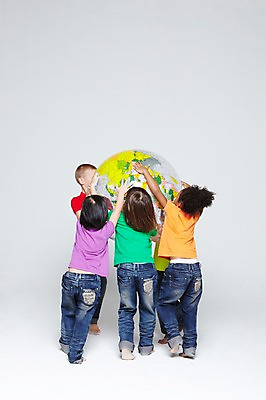 포토 JPG 스튜디오촬영 전신 서양인 외국인 백인 해외기획촬영 학생 라이프스타일 여자 2011년태국 남자 어린이라이프 초등학생 어린이 포즈 흑인 공 모션 놀이 회색배경 함께함 실내 서기 사람 동양인 인종 소녀 소년 여러명 뒷모습 10대 캐주얼 친구 글로벌 장난감 지구본 놀이용품 다정 우정 즐거움 공놀이 십대만 국내포토 옷 감정 뷰포인트 다수 백그라운드 컨셉 관계 청소년 내부 생활 회색 오브젝트 파일형식