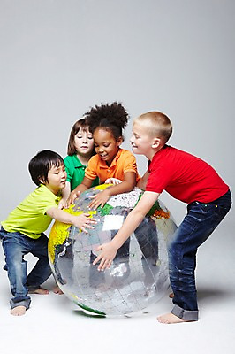 포토 JPG 스튜디오촬영 전신 서양인 외국인 백인 해외기획촬영 학생 라이프스타일 여자 2011년태국 남자 어린이라이프 초등학생 어린이 포즈 흑인 공 모션 놀이 회색배경 함께함 실내 서기 미소 웃음 사람 동양인 인종 소녀 소년 여러명 10대 캐주얼 친구 글로벌 장난감 지구본 놀이용품 다정 우정 즐거움 공놀이 십대만 국내포토 옷 감정 다수 백그라운드 컨셉 관계 청소년 표정 내부 생활 회색 오브젝트 파일형식