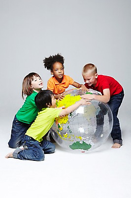 포토 JPG 스튜디오촬영 전신 서양인 외국인 백인 해외기획촬영 학생 라이프스타일 여자 2011년태국 남자 어린이라이프 초등학생 어린이 포즈 흑인 공 모션 놀이 회색배경 함께함 실내 서기 미소 웃음 사람 앉기 동양인 인종 소녀 소년 여러명 10대 캐주얼 친구 글로벌 장난감 지구본 놀이용품 다정 우정 즐거움 공놀이 십대만 국내포토 옷 감정 다수 백그라운드 컨셉 관계 청소년 표정 내부 생활 회색 오브젝트 파일형식