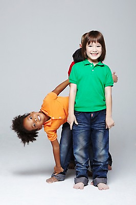 포토 JPG 스튜디오촬영 전신 서양인 외국인 백인 해외기획촬영 학생 라이프스타일 여자 2011년태국 남자 어린이라이프 초등학생 어린이 포즈 흑인 장난 모션 놀이 회색배경 함께함 실내 서기 미소 웃음 사람 동양인 인종 소녀 소년 여러명 앞모습 10대 캐주얼 친구 다정 우정 즐거움 줄서기 십대만 국내포토 옷 감정 뷰포인트 다수 백그라운드 컨셉 관계 청소년 표정 내부 생활 회색 파일형식