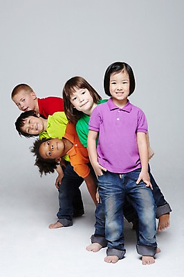 포토 JPG 스튜디오촬영 전신 서양인 외국인 백인 해외기획촬영 학생 라이프스타일 여자 2011년태국 남자 어린이라이프 초등학생 어린이 포즈 흑인 장난 모션 놀이 회색배경 함께함 실내 서기 미소 웃음 사람 동양인 인종 소녀 소년 여러명 앞모습 10대 캐주얼 친구 다정 우정 즐거움 줄서기 십대만 국내포토 옷 감정 뷰포인트 다수 백그라운드 컨셉 관계 청소년 표정 내부 생활 회색 파일형식