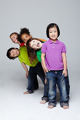 포토 JPG 스튜디오촬영 전신 서양인 외국인 백인 해외기획촬영 학생 라이프스타일 여자 2011년태국 남자 어린이라이프 초등학생 어린이 포즈 흑인 장난 모션 놀이 회색배경 함께함 실내 서기 미소 웃음 사람 동양인 인종 소녀 소년 여러명 앞모습 10대 캐주얼 친구 다정 우정 즐거움 줄서기 십대만 국내포토 옷 감정 뷰포인트 다수 백그라운드 컨셉 관계 청소년 표정 내부 생활 회색 파일형식