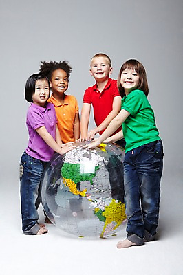 포토 JPG 스튜디오촬영 전신 서양인 외국인 백인 해외기획촬영 학생 라이프스타일 여자 2011년태국 남자 어린이라이프 초등학생 어린이 흑인 공 놀이 회색배경 함께함 실내 서기 미소 웃음 사람 동양인 인종 소녀 소년 여러명 10대 캐주얼 친구 글로벌 장난감 지구본 놀이용품 다정 우정 즐거움 공놀이 십대만 국내포토 옷 감정 다수 백그라운드 컨셉 관계 모션 청소년 표정 내부 생활 회색 오브젝트 파일형식