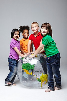 포토 JPG 스튜디오촬영 전신 서양인 외국인 백인 해외기획촬영 학생 라이프스타일 여자 2011년태국 남자 어린이라이프 초등학생 어린이 흑인 공 놀이 회색배경 함께함 실내 서기 미소 웃음 사람 동양인 인종 소녀 소년 여러명 10대 캐주얼 친구 글로벌 장난감 지구본 놀이용품 다정 우정 즐거움 공놀이 십대만 국내포토 옷 감정 다수 백그라운드 컨셉 관계 모션 청소년 표정 내부 생활 회색 오브젝트 파일형식