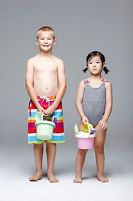 포토 JPG 스튜디오촬영 전신 서양인 외국인 백인 해외기획촬영 학생 라이프스타일 계절 여자 2011년태국 남자 수영복 어린이라이프 여유 초등학생 어린이 물놀이 놀이 방학 휴가 실내 여름방학 서기 미소 웃음 들기 사람 동양인 소녀 소년 두명 앞모습 10대 여름 친구 장난감 놀이용품 우정 즐거움 십대만 국내포토 옷 감정 뷰포인트 관계 모션 청소년 표정 인종 내부 생활 오브젝트 파일형식 여름_계절