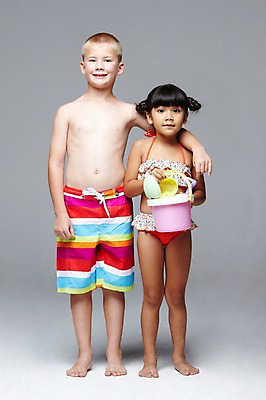 포토 JPG 스튜디오촬영 전신 서양인 외국인 백인 해외기획촬영 학생 라이프스타일 계절 여자 2011년태국 남자 수영복 어린이라이프 여유 초등학생 어린이 물놀이 놀이 어깨동무 방학 휴가 실내 여름방학 서기 미소 웃음 들기 사람 동양인 소녀 소년 두명 앞모습 10대 여름 친구 장난감 놀이용품 우정 즐거움 십대만 국내포토 옷 감정 뷰포인트 포즈 관계 모션 청소년 표정 인종 내부 생활 오브젝트 파일형식 여름_계절