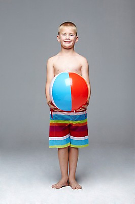 포토 JPG 스튜디오촬영 전신 서양인 외국인 백인 해외기획촬영 학생 라이프스타일 계절 2011년태국 남자 수영복 어린이라이프 여유 초등학생 어린이 공 물놀이 놀이 방학 휴가 실내 여름방학 한명 서기 미소 웃음 들기 사람 소년 앞모습 10대 여름 놀이용품 비치볼 즐거움 공놀이 남자만 남자한명만 십대만 십대남자만 십대남자한명만 국내포토 1 옷 감정 뷰포인트 모션 청소년 바캉스용품 표정 인종 내부 생활 오브젝트 파일형식 여름_계절