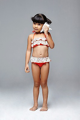 포토 JPG 스튜디오촬영 전신 외국인 해외기획촬영 학생 라이프스타일 계절 여자 2011년태국 수영복 어린이라이프 여유 초등학생 어린이 물놀이 놀이 방학 휴가 실내 여름방학 한명 서기 들기 사람 동양인 소녀 해변 앞모습 10대 여름 소리 듣기 소라 즐거움 여자만 여자한명만 소녀만 국내포토 1 옷 감정 바다 뷰포인트 모션 청소년 어패류 인종 내부 생활 어린이만 파일형식 여름_계절