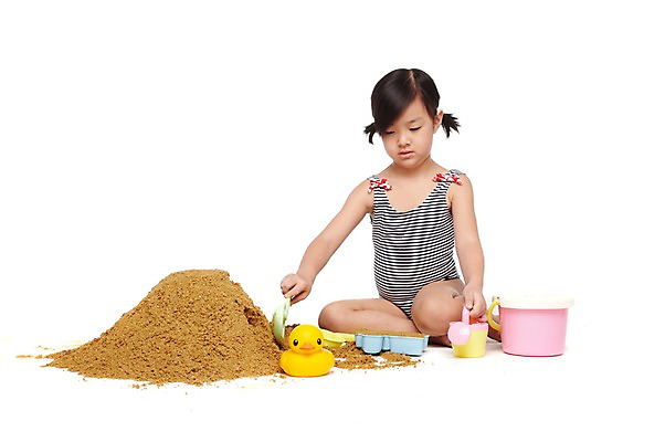 포토 JPG 스튜디오촬영 전신 외국인 해외기획촬영 학생 라이프스타일 계절 여자 2011년태국 수영복 어린이라이프 여유 초등학생 어린이 모래 장난 놀이 방학 휴가 실내 여름방학 한명 누끼 사람 앉기 동양인 소녀 해변 10대 여름 장난감 놀이용품 즐거움 모래성 모래놀이 소꿉놀이 소꿉장난 흙장난 여자만 여자한명만 소녀만 국내포토 1 옷 감정 바다 모션 청소년 인종 내부 생활 오브젝트 어린이만 파일형식 여름_계절