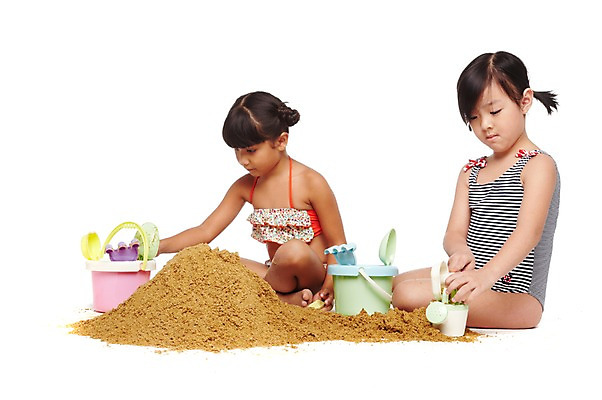 포토 JPG 스튜디오촬영 전신 외국인 해외기획촬영 학생 라이프스타일 계절 여자 2011년태국 수영복 어린이라이프 여유 초등학생 어린이 모래 놀이 방학 휴가 실내 여름방학 누끼 사람 앉기 동양인 소녀 해변 두명 10대 여름 친구 장난감 놀이용품 우정 즐거움 모래성 모래놀이 소꿉놀이 소꿉장난 흙장난 여자만 소녀만 국내포토 옷 감정 바다 장난 관계 모션 청소년 인종 내부 생활 오브젝트 어린이만 파일형식 여름_계절