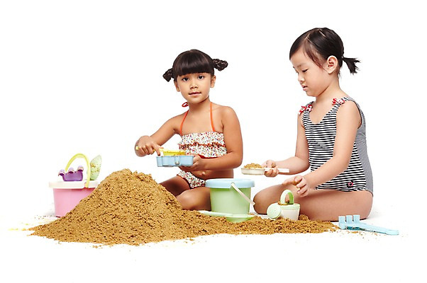 포토 JPG 스튜디오촬영 전신 외국인 해외기획촬영 학생 라이프스타일 계절 여자 2011년태국 수영복 어린이라이프 여유 초등학생 어린이 모래 놀이 방학 휴가 실내 여름방학 누끼 사람 앉기 동양인 소녀 해변 두명 10대 여름 친구 장난감 놀이용품 우정 즐거움 모래성 모래놀이 소꿉놀이 소꿉장난 흙장난 여자만 소녀만 국내포토 옷 감정 바다 장난 관계 모션 청소년 인종 내부 생활 오브젝트 어린이만 파일형식 여름_계절