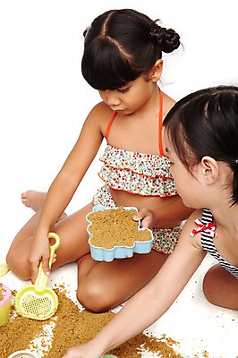 포토 JPG 스튜디오촬영 전신 외국인 해외기획촬영 학생 라이프스타일 계절 여자 2011년태국 수영복 어린이라이프 여유 초등학생 어린이 모래 놀이 방학 휴가 실내 여름방학 누끼 사람 앉기 동양인 소녀 해변 두명 10대 여름 친구 장난감 놀이용품 우정 즐거움 모래성 모래놀이 소꿉놀이 소꿉장난 흙장난 여자만 소녀만 국내포토 옷 감정 바다 장난 관계 모션 청소년 인종 내부 생활 오브젝트 어린이만 파일형식 여름_계절