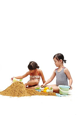 포토 JPG 스튜디오촬영 전신 외국인 해외기획촬영 학생 라이프스타일 계절 여자 2011년태국 수영복 어린이라이프 여유 초등학생 어린이 모래 놀이 방학 휴가 실내 여름방학 누끼 사람 앉기 동양인 소녀 해변 두명 10대 여름 친구 장난감 놀이용품 우정 즐거움 모래성 모래놀이 소꿉놀이 소꿉장난 흙장난 여자만 소녀만 국내포토 옷 감정 바다 장난 관계 모션 청소년 인종 내부 생활 오브젝트 어린이만 파일형식 여름_계절