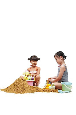 포토 JPG 스튜디오촬영 전신 외국인 해외기획촬영 학생 라이프스타일 계절 여자 2011년태국 수영복 어린이라이프 여유 초등학생 어린이 모래 놀이 방학 휴가 실내 여름방학 누끼 사람 앉기 동양인 소녀 해변 두명 10대 여름 친구 장난감 놀이용품 우정 즐거움 모래성 모래놀이 소꿉놀이 소꿉장난 흙장난 여자만 소녀만 국내포토 옷 감정 바다 장난 관계 모션 청소년 인종 내부 생활 오브젝트 어린이만 파일형식 여름_계절