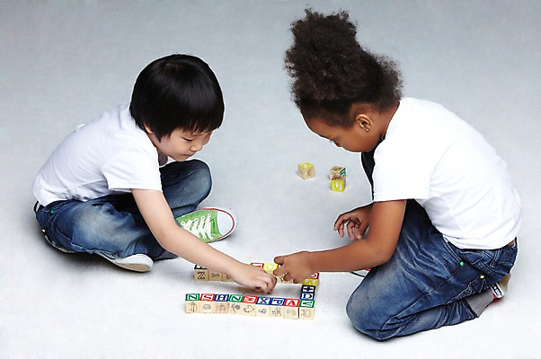 포토 JPG 스튜디오촬영 전신 서양인 외국인 해외기획촬영 학생 라이프스타일 알파벳 영어 여자 2011년태국 어린이교육 교육 남자 어린이라이프 초등학생 어린이 흑인 놀이 회색배경 실내 사람 앉기 동양인 인종 소녀 소년 두명 10대 캐주얼 친구 장난감 놀이용품 블록 퍼즐 글자교육 십대만 국내포토 문자 옷 백그라운드 관계 모션 청소년 내부 생활 회색 오브젝트 파일형식