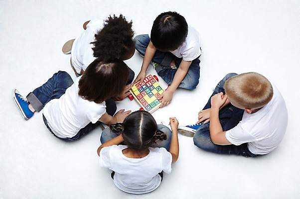 포토 JPG 스튜디오촬영 전신 서양인 외국인 백인 해외기획촬영 학생 라이프스타일 알파벳 영어 여자 2011년태국 어린이교육 교육 남자 어린이라이프 초등학생 어린이 흑인 놀이 실내 사람 앉기 동양인 인종 소녀 소년 여러명 10대 캐주얼 친구 하이앵글 장난감 놀이용품 블록 퍼즐 글자교육 십대만 국내포토 문자 옷 뷰포인트 다수 관계 모션 청소년 내부 생활 오브젝트 파일형식