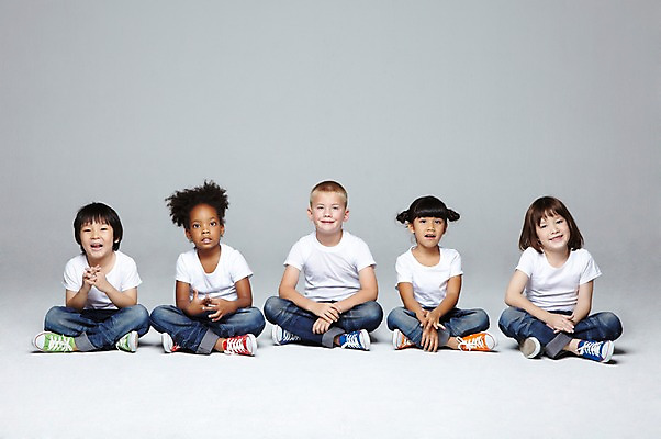 포토 JPG 스튜디오촬영 전신 서양인 외국인 백인 해외기획촬영 학생 라이프스타일 여자 2011년태국 남자 어린이라이프 초등학생 어린이 흑인 놀이 회색배경 함께함 실내 미소 웃음 사람 동양인 인종 소녀 소년 여러명 앞모습 10대 캐주얼 친구 다정 우정 즐거움 가부좌 십대만 국내포토 옷 감정 뷰포인트 다수 백그라운드 컨셉 관계 청소년 표정 앉기 내부 생활 회색 파일형식