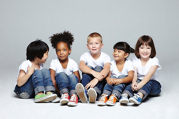 포토 JPG 스튜디오촬영 전신 서양인 외국인 백인 해외기획촬영 학생 라이프스타일 여자 2011년태국 남자 어린이라이프 초등학생 어린이 흑인 놀이 회색배경 함께함 실내 미소 웃음 사람 앉기 동양인 인종 소녀 소년 여러명 앞모습 10대 캐주얼 친구 다정 우정 즐거움 십대만 국내포토 옷 감정 뷰포인트 다수 백그라운드 컨셉 관계 모션 청소년 표정 내부 생활 회색 파일형식