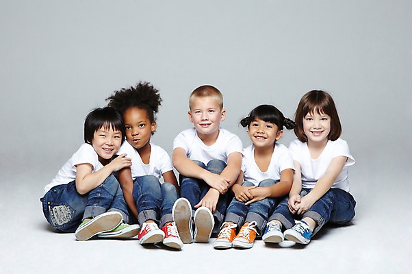 포토 JPG 스튜디오촬영 전신 서양인 외국인 백인 해외기획촬영 학생 라이프스타일 여자 2011년태국 남자 어린이라이프 초등학생 어린이 흑인 놀이 회색배경 함께함 실내 미소 웃음 사람 앉기 동양인 인종 소녀 소년 여러명 앞모습 10대 캐주얼 친구 다정 우정 즐거움 십대만 국내포토 옷 감정 뷰포인트 다수 백그라운드 컨셉 관계 모션 청소년 표정 내부 생활 회색 파일형식