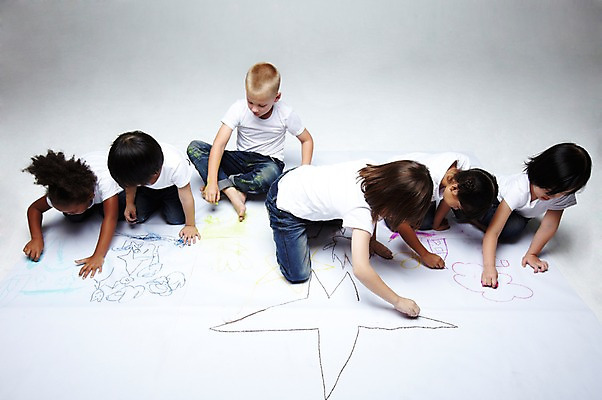 포토 JPG 스튜디오촬영 서양인 외국인 백인 해외기획촬영 학생 라이프스타일 여자 2011년태국 어린이교육 교육 남자 어린이라이프 초등학생 어린이 엎드리기 흑인 놀이 회색배경 실내 미술 사람 앉기 동양인 인종 소녀 소년 여러명 10대 캐주얼 친구 색칠 그리기 무릎꿇기 그림 크레파스 미술교육 십대만 국내포토 옷 다수 백그라운드 관계 모션 청소년 문화예술 학용품 내부 생활 회색 파일형식