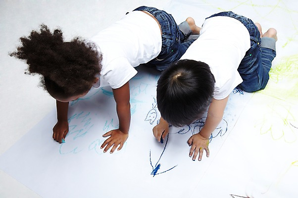 포토 JPG 스튜디오촬영 서양인 외국인 해외기획촬영 학생 라이프스타일 여자 2011년태국 어린이교육 교육 남자 어린이라이프 초등학생 어린이 엎드리기 흑인 놀이 실내 미술 사람 앉기 동양인 인종 소녀 소년 두명 10대 캐주얼 친구 하이앵글 색칠 그리기 무릎꿇기 그림 크레파스 미술교육 십대만 국내포토 옷 뷰포인트 관계 모션 청소년 문화예술 학용품 내부 생활 파일형식