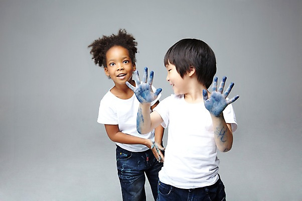 포토 JPG 스튜디오촬영 서양인 외국인 해외기획촬영 학생 라이프스타일 여자 2011년태국 어린이교육 교육 남자 어린이라이프 초등학생 어린이 흑인 놀이 회색배경 실내 손바닥 미술 서기 미소 웃음 사람 동양인 인종 소녀 소년 두명 10대 캐주얼 친구 페인트 물감 그림물감 미술교육 손도장 십대만 국내포토 손 옷 백그라운드 관계 모션 청소년 문화예술 표정 내부 생활 미술도구 회색 파일형식