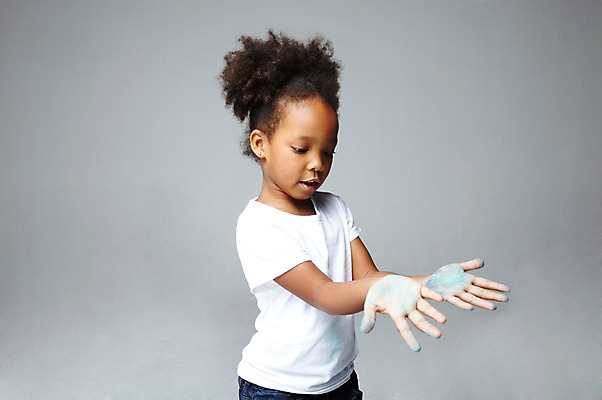 포토 JPG 스튜디오촬영 서양인 외국인 해외기획촬영 학생 라이프스타일 여자 2011년태국 어린이교육 교육 어린이라이프 초등학생 어린이 흑인 놀이 회색배경 실내 손바닥 미술 한명 사람 소녀 상반신 앞모습 10대 캐주얼 페인트 물감 그림물감 미술교육 손도장 여자만 여자한명만 소녀만 국내포토 1 손 옷 뷰포인트 백그라운드 청소년 문화예술 인종 내부 생활 미술도구 회색 어린이만 파일형식