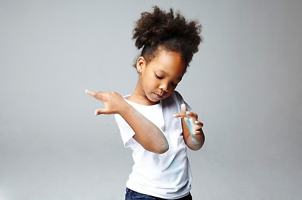 포토 JPG 스튜디오촬영 서양인 외국인 해외기획촬영 학생 라이프스타일 여자 2011년태국 어린이교육 교육 어린이라이프 초등학생 어린이 흑인 놀이 회색배경 실내 손바닥 미술 한명 사람 소녀 상반신 앞모습 10대 캐주얼 페인트 물감 그림물감 미술교육 손도장 여자만 여자한명만 소녀만 국내포토 1 손 옷 뷰포인트 백그라운드 청소년 문화예술 인종 내부 생활 미술도구 회색 어린이만 파일형식