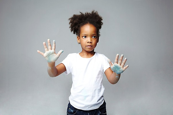 포토 JPG 스튜디오촬영 서양인 외국인 해외기획촬영 학생 라이프스타일 여자 2011년태국 어린이교육 교육 어린이라이프 초등학생 어린이 흑인 놀이 회색배경 실내 손바닥 미술 한명 사람 소녀 상반신 앞모습 10대 캐주얼 페인트 물감 그림물감 미술교육 손도장 여자만 여자한명만 소녀만 국내포토 1 손 옷 뷰포인트 백그라운드 청소년 문화예술 인종 내부 생활 미술도구 회색 어린이만 파일형식