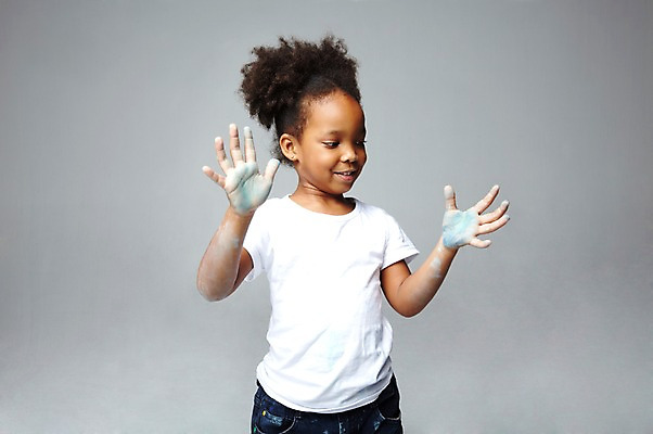 포토 JPG 스튜디오촬영 서양인 외국인 해외기획촬영 학생 라이프스타일 여자 2011년태국 어린이교육 교육 어린이라이프 초등학생 어린이 흑인 놀이 회색배경 실내 손바닥 미술 한명 미소 웃음 사람 소녀 상반신 앞모습 10대 캐주얼 페인트 물감 그림물감 미술교육 손도장 여자만 여자한명만 소녀만 국내포토 1 손 옷 뷰포인트 백그라운드 청소년 문화예술 표정 인종 내부 생활 미술도구 회색 어린이만 파일형식