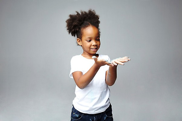 포토 JPG 스튜디오촬영 서양인 외국인 해외기획촬영 학생 라이프스타일 여자 2011년태국 어린이교육 교육 어린이라이프 초등학생 어린이 흑인 놀이 회색배경 실내 손바닥 미술 한명 미소 웃음 사람 소녀 상반신 앞모습 10대 캐주얼 페인트 물감 그림물감 미술교육 손도장 여자만 여자한명만 소녀만 국내포토 1 손 옷 뷰포인트 백그라운드 청소년 문화예술 표정 인종 내부 생활 미술도구 회색 어린이만 파일형식