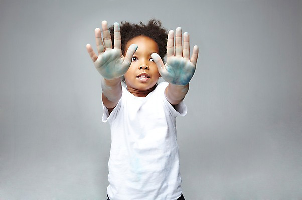 포토 JPG 스튜디오촬영 서양인 외국인 해외기획촬영 학생 라이프스타일 여자 2011년태국 어린이교육 교육 어린이라이프 초등학생 어린이 흑인 놀이 회색배경 실내 손바닥 미술 한명 사람 소녀 상반신 앞모습 10대 캐주얼 페인트 물감 그림물감 미술교육 손도장 여자만 여자한명만 소녀만 국내포토 1 손 옷 뷰포인트 백그라운드 청소년 문화예술 인종 내부 생활 미술도구 회색 어린이만 파일형식