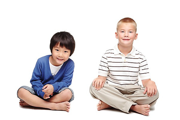 포토 JPG 스튜디오촬영 전신 서양인 외국인 백인 해외기획촬영 학생 라이프스타일 2011년태국 남자 어린이라이프 초등학생 어린이 실내 미소 웃음 누끼 사람 동양인 인종 소년 두명 앞모습 10대 캐주얼 친구 우정 가부좌 남자만 소년만 국내포토 옷 뷰포인트 관계 청소년 표정 앉기 내부 생활 어린이만 파일형식