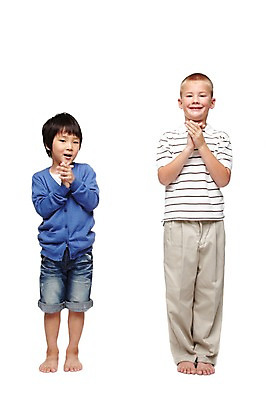 포토 JPG 스튜디오촬영 전신 서양인 외국인 백인 해외기획촬영 학생 라이프스타일 2011년태국 남자 어린이라이프 초등학생 어린이 모션 실내 서기 미소 웃음 누끼 사람 동양인 인종 손짓 소년 두명 앞모습 10대 캐주얼 친구 손모으기 남자만 소년만 국내포토 옷 뷰포인트 관계 청소년 표정 내부 생활 어린이만 파일형식