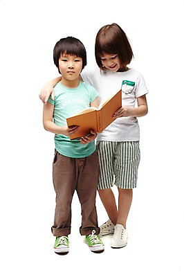 포토 JPG 스튜디오촬영 전신 서양인 외국인 백인 해외기획촬영 학생 라이프스타일 여자 2011년태국 어린이교육 교육 남자 어린이라이프 초등학생 어린이 어깨동무 교재 실내 서기 미소 웃음 들기 누끼 사람 동양인 인종 소녀 소년 두명 앞모습 10대 책 캐주얼 친구 독서 우정 십대만 국내포토 옷 뷰포인트 포즈 관계 모션 청소년 표정 내부 생활 파일형식