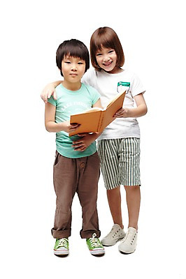 포토 JPG 스튜디오촬영 전신 서양인 외국인 백인 해외기획촬영 학생 라이프스타일 여자 2011년태국 어린이교육 교육 남자 어린이라이프 초등학생 어린이 어깨동무 교재 실내 서기 미소 웃음 들기 누끼 사람 동양인 인종 소녀 소년 두명 앞모습 10대 책 캐주얼 친구 독서 우정 십대만 국내포토 옷 뷰포인트 포즈 관계 모션 청소년 표정 내부 생활 파일형식