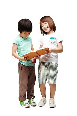 포토 JPG 스튜디오촬영 전신 서양인 외국인 백인 해외기획촬영 학생 라이프스타일 여자 2011년태국 어린이교육 교육 남자 어린이라이프 초등학생 어린이 교재 실내 서기 미소 웃음 들기 누끼 사람 동양인 인종 소녀 소년 두명 앞모습 10대 책 캐주얼 친구 독서 우정 십대만 국내포토 옷 뷰포인트 관계 모션 청소년 표정 내부 생활 파일형식