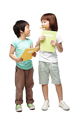 포토 JPG 스튜디오촬영 전신 서양인 외국인 백인 해외기획촬영 학생 라이프스타일 여자 2011년태국 어린이교육 교육 남자 어린이라이프 초등학생 어린이 학용품 실내 서기 들기 누끼 사람 동양인 인종 소녀 소년 두명 앞모습 10대 캐주얼 친구 필기구 연필 마주보기 공책 우정 물기 십대만 국내포토 옷 뷰포인트 관계 모션 청소년 문구용품 내부 생활 파일형식