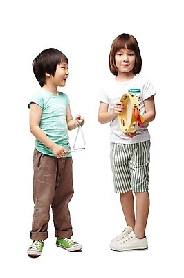 포토 JPG 스튜디오촬영 전신 서양인 외국인 해외기획촬영 학생 라이프스타일 여자 2011년태국 어린이교육 교육 남자 어린이라이프 초등학생 어린이 음악 연주 타악기 실내 서기 미소 웃음 들기 누끼 사람 소녀 소년 두명 앞모습 10대 캐주얼 친구 우정 음악교육 탬버린 치기 십대만 국내포토 옷 악기 뷰포인트 관계 모션 청소년 문화예술 표정 인종 내부 생활 파일형식