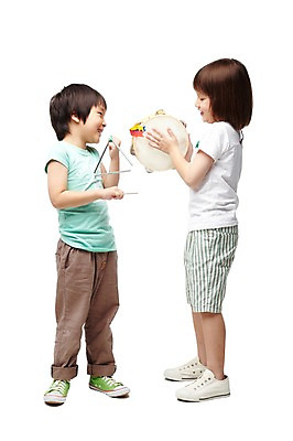 포토 JPG 스튜디오촬영 전신 서양인 외국인 백인 해외기획촬영 학생 라이프스타일 여자 2011년태국 어린이교육 교육 남자 어린이라이프 초등학생 어린이 음악 연주 타악기 실내 서기 미소 웃음 들기 누끼 사람 동양인 소녀 소년 두명 옆모습 10대 캐주얼 친구 우정 음악교육 탬버린 치기 십대만 국내포토 옷 악기 뷰포인트 관계 모션 청소년 문화예술 표정 인종 내부 생활 파일형식